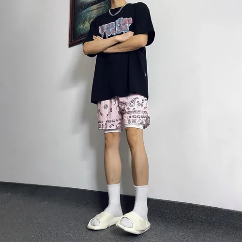 Vista 2 de BOOMLEMON Pantalones cortos de cachemira para hombre con estampado gráfico retro casual, pantalones cortos atléticos para gimnasio, baloncesto