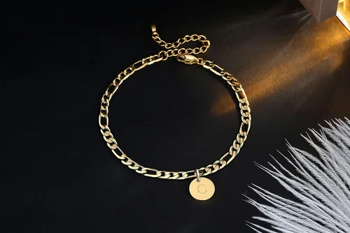 Vista 3 de FOSIR Pulseras de tobillo con inicial de moneda para mujer, chapado en oro de 18 quilates de acero inoxidable Figaro