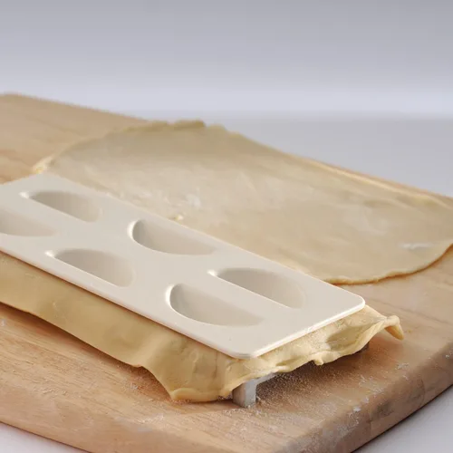 Vista 4 de Norpro Pierogi Maker con prensa de plástico, 7 onzas