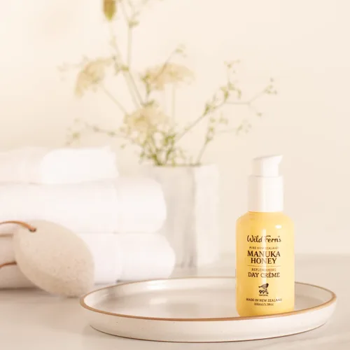 Vista 2 de Wild Ferns Crema de día reabastecedora de miel de Manuka, 99% natural, 3.4 fl oz