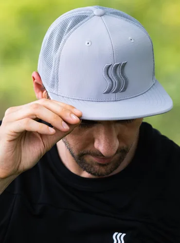 Vista 14 de SAAKA Gorra de rendimiento Snapback para hombres y mujeres. Ajuste ajustable y absorbe el sudor. Ideal para correr, tenis y golf.