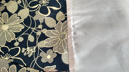Vista 5 de Tache - Elegante falda de cama con volantes y rosas doradas, tamaño King