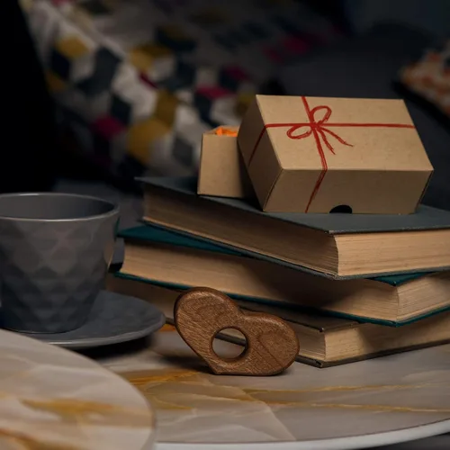Vista 7 de TILISMA Soporte para páginas de libros, accesorios de lectura de corazón de madera hechos a mano, regalos para amantes de los libros (mediano)