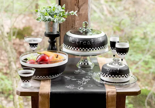 Vista 2 de Juego de 2 vasos de Martini pintados a mano, colección de tiza a cuadros en blanco y negro, cristalería pintada por artistas estadounidenses, vasos