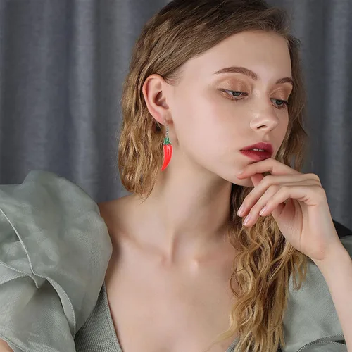 Vista 5 de Aretes de chile rojo para mujer, lindos aretes colgantes de resina para alimentos y verduras