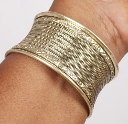 Vista 2 de Touchstone Brazalete indio de Bollywood Desire con base de latón exótico, tamaño libre, en oro antiguo o blanco o cobre para mujer.