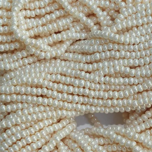 Vista 2 de Perlas de semillas 11/0 Checa Marfil Crema Perla (Paquete Completo de Madejas) Cuentas de Vidrio