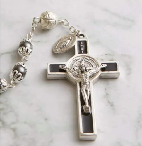 Vista 3 de Rosario italiano de plata de San Benito con cuentas de oración negras de 0.236in y cuentas de plata de 0.315in hechas a mano (colección Paola Carola)