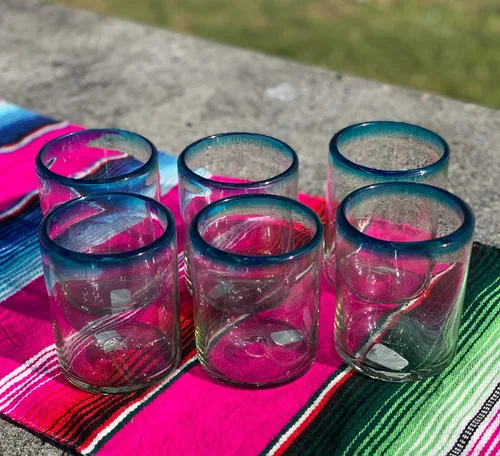 Vista 2 de Dos Sueños Vasos mexicanos soplados a mano, juego de 6 vasos con bordes azul aguamarina (10 onzas cada uno)