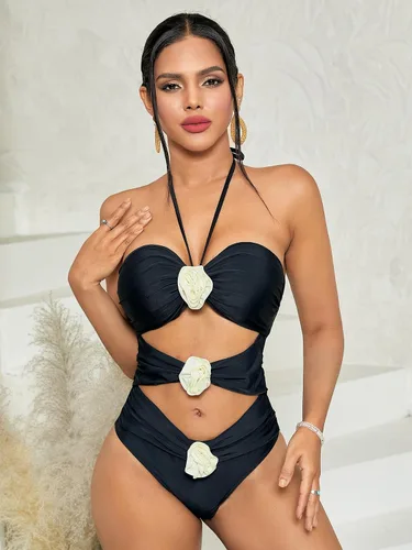 Vista 4 de OYOANGLE Traje de baño de una pieza con apliques florales 3D para mujer, espalda descubierta, fruncido, halter