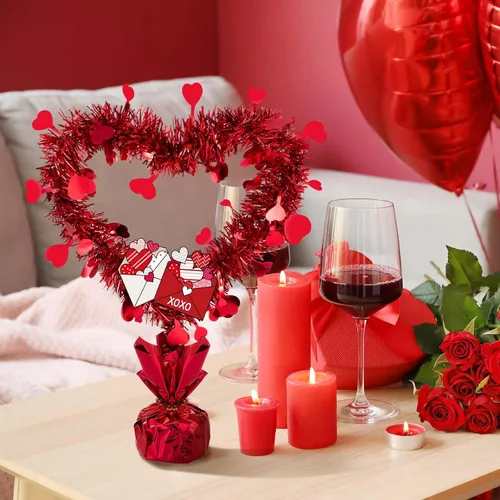 Vista 2 de Hotop 3 piezas de decoración de mesa con diseño de corazón para el día de San Valentín con tarjetas, coronas troqueladas rojas metálicas, centros