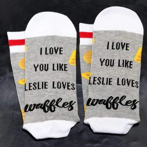 Vista 3 de JXGZSO 2 pares de parques y regalos inspirados en el rec I Love You Like Leslie Loves Waffles Calcetines Parques y Rec Fan Gift