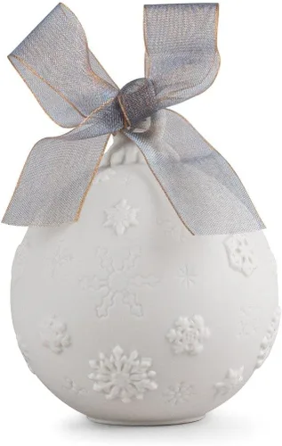 Vista 2 de LLADRÓ Bola de Navidad 2022 Azul. Adorno decorativo en porcelana mate con detalles azules. Bola de Navidad de porcelana