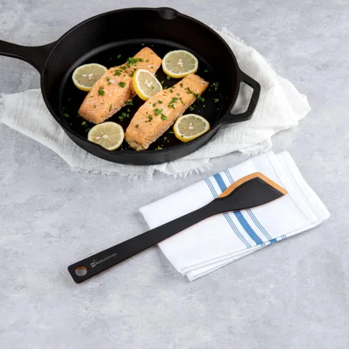 Vista 3 de Restaurantware Nature Tek - Espátula en ángulo de 13.2 pulgadas, 1 espátula giratoria de madera en ángulo, mango resistente, agujero para colgar