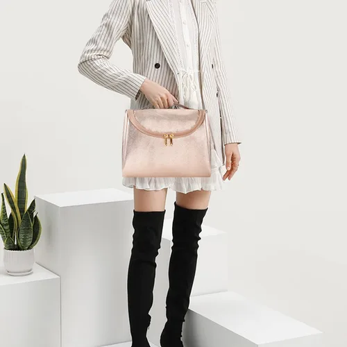 Vista 8 de Elegante estuche de maquillaje y aseo de viaje para mujer; estuche organizador de brochas y maquillaje de gran capacidad y hecho de cuero vegano