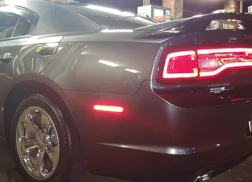 Vista 5 de (2) Luces iJDMTOY con señalización lateral trasera y luces LED 36-SMD rojas para Dodge Challenger modelos 2008 a 2014 y Dodge Charger modelos 2011 a
