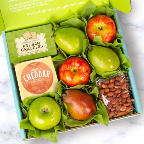 Vista 5 de Un regalo dentro de la cesta de frutas frescas con galletas mezcladas de frutas frescas, queso y aceite de oliva – Cesta de regalo de frutas gourmet
