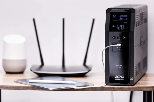 Vista 4 de APC UPS, batería de reserva de onda sinusoidal de 1500 VA y protector de sobretensiones, BR1500MS2, 2 puertos de cargador USB, fuente
