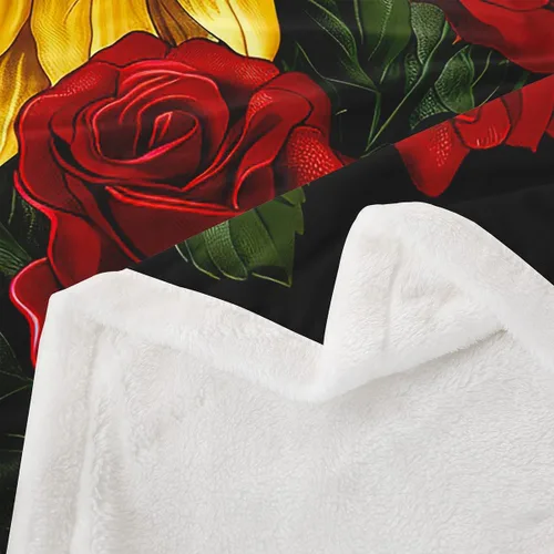 Vista 4 de Manfei Manta de girasol amarillo, manta de cama con rosas rojas para decoración de habitación de niños y niñas, manta floral de hojas verdes