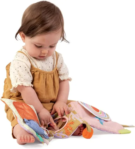 Vista 7 de Manhattan Toy Libro de actividades suave con temática de llama para bebés con chirriador, papel arrugado y espejo seguro para bebés, pequeño