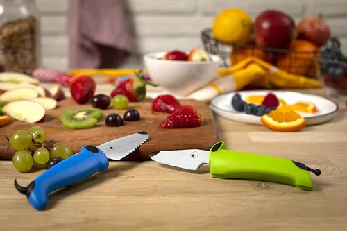 Vista 3 de Kuhn Rikon Kinderkitchen Juego de cuchillos de chef para niños de 6 pulgadas, 2 piezas, verde/azul, borde recto y cuchillo dentado, herramienta