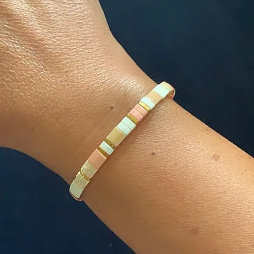 Vista 3 de Pulsera elástica con cuentas de azulejos de 7 pulgadas color crema rubor y oro beige