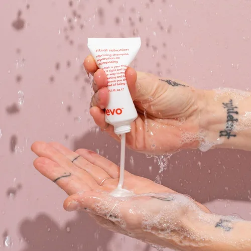 Vista 5 de EVO Champú Reparador Ritual Salvation - Limpia suavemente, trata el cabello dañado y quebradizo y protege