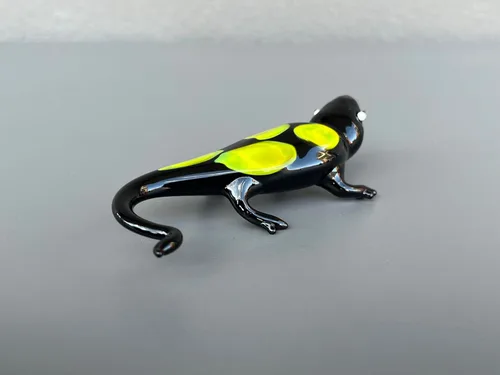 Vista 4 de Figura de lagarto de cristal negro de 4 pulgadas – Miniatura soplada a mano estilo Murano – Adorno de lagarto de arte coleccionable para estante