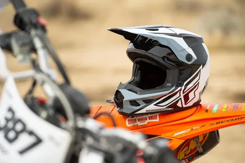 Vista 5 de FLY Racing Kinetic Crest MX Casco – Aprobado por DOT, carcasa de policarbonato ligero, equipo de protección avanzada para motocross Negro/Rojo/Gris