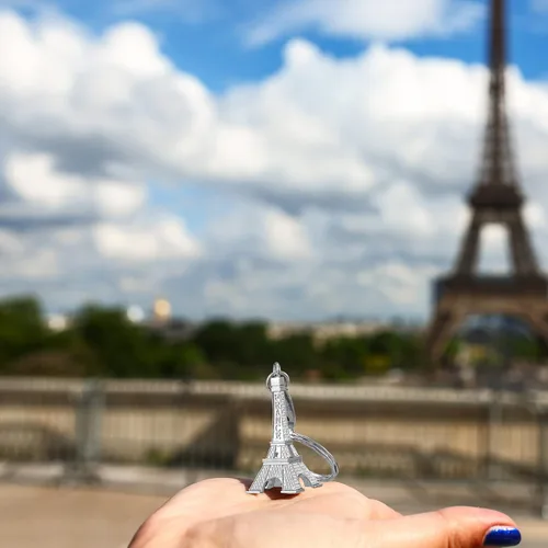 Vista 7 de Junkin 30 piezas de llavero de la torre Eiffel, decoración de llavero retro, dijes de bolso, modelo de estatua, llavero de graduación, recuerdos