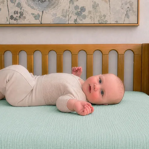 Vista 8 de Newton Baby Sábana bajera ajustable de doble capa para cuna (paquete de 2), ultra transpirable y suave, gasa orgánica, se adapta a todas las cunas