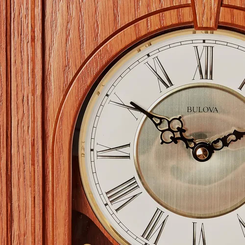 Vista 4 de Bulova C4419 Manorcourt - Reloj de timbre con acabado en roble dorado