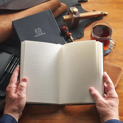 Vista 6 de Diario de tapa dura, cuaderno ejecutivo de cuero de grano Regalo para hombres y mujeres, 400 páginas numeradas, tabla de contenido, perfecto