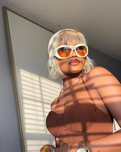 Vista 3 de SORVINO Gafas de sol ovaladas futuristas para mujeres y hombres, lentes envolventes de gran tamaño para mujeres y hombres, tonos beige y ros