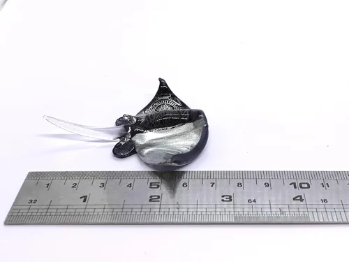 Vista 2 de Manta Ray - Figura de cristal hecha a mano – Pequeño animal de vidrio soplado – Escultura coleccionable en miniatura – Regalo único de decoración