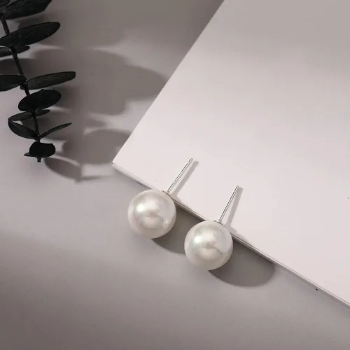 Vista 3 de lureme 4 pares de pendientes redondos de perlas de concha simulada para mujeres niñas pendientes de perlas de imitación paquete (er006323)