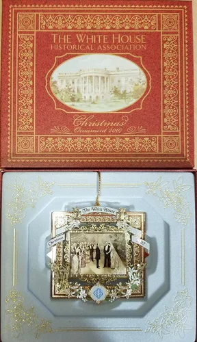 Vista 2 de Adorno navideño de la Casa Blanca de 2007, un presidente se casa en la Casa Blanca