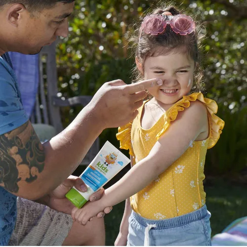 Vista 9 de Babyganics Loción de protección solar para niños SPF 50 Protección UVA UVB Sin octinoxato ni oxibenzona Resistente al agua y al sudor, 6 onzas