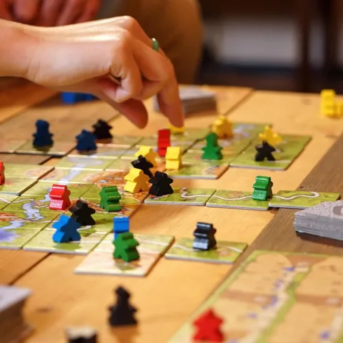 Vista 8 de Asmodee Carcassonne Juego de Mesa - Juego Clásico de Estrategia de Colocación de Fichas, Diversión Familiar, Aventura Medieval para Niños y Adultos