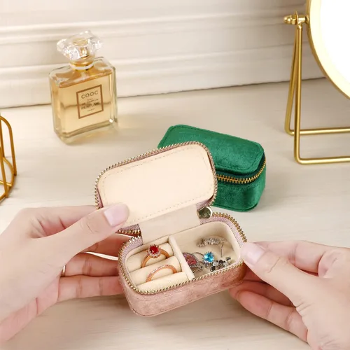 Vista 4 de TAIMY Mini estuche de joyería de viaje, caja de joyería de viaje pequeña de terciopelo, caja organizadora de viaje portátil para anillos, aretes
