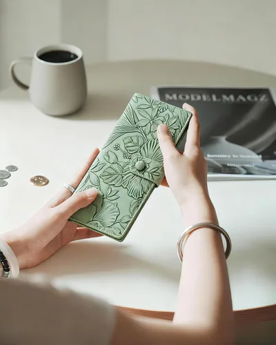 Vista 7 de Unilily Cartera delgada para mujer, con bloqueo RFID, de piel vegana, plegable, tarjetero con 2 ventanas de identificación y bolsillo con Verde