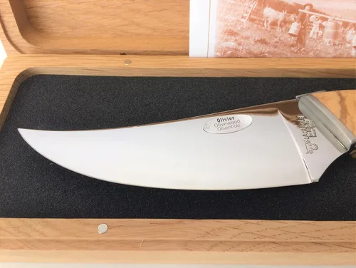 Vista 3 de Laguiole en Aubrac Cuchillo de queso hecho a mano 'Le Buron' KMF99OLI/LZB1 Mango de madera de olivo