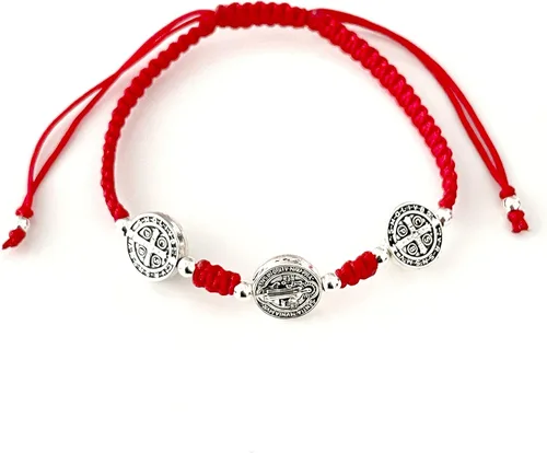 Vista 3 de Pulsera con tres medallas de San Benito de doble cara plateada en cordón trenzado ajustable con nudo de macramé para mujer (negro)