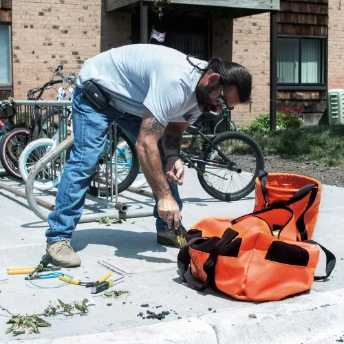Vista 3 de Klein Tools Bolsa de lona 5216V, resistente al agua, con paneles de malla y agujeros de drenaje, se puede llevar como una mochila