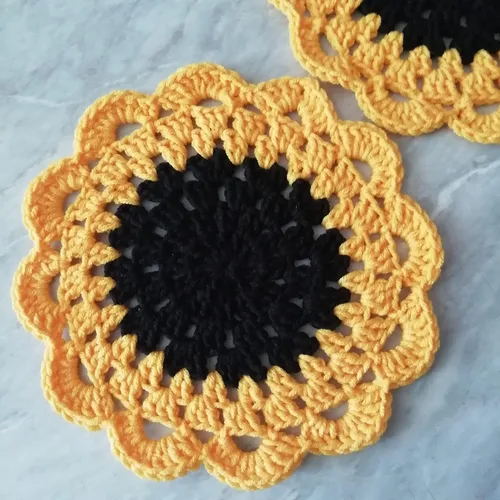 Vista 4 de Juego de 2 posavasos de ganchillo hechos a mano, diseño de girasol, tapete de mesa con aislamiento para bebidas absorbentes