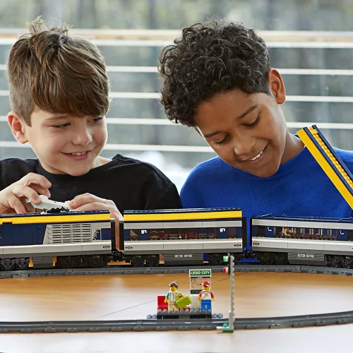 Vista 3 de LEGO City Passenger Train 60197 - Juego para construir (677 piezas)