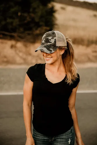 Vista 2 de Funky Junque Gorra de béisbol para mujer, diseño de cola de caballo desgastada, moño desordenado, camionero