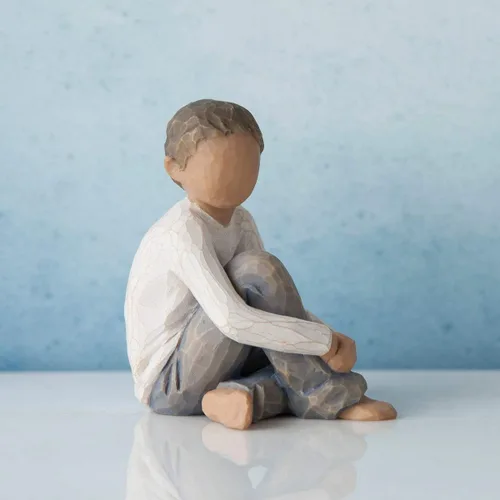 Vista 2 de Willow Tree Caring Child (tono de piel más oscuro y color de cabello), figura esculpida pintada a mano