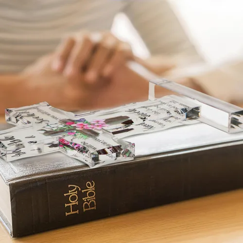 Vista 6 de Regalos Cristianos de Acrílico Chunful para Mujer y Hombre Cruz de Jesús Religiosa y Decorativa con Versículos de la Biblia y Oraciones Cruz