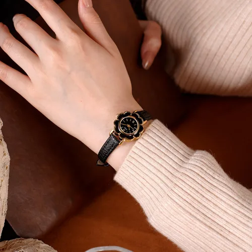 Vista 3 de CARLIEN Reloj de cuarzo dorado creativo con forma de flor para mujer, correa de cuero ligero, elegante, elegante, para mujer